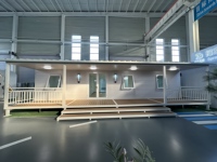 Unité de logement modulaire préfabriquée confortable, antirouille, pliable, pour location à court terme.