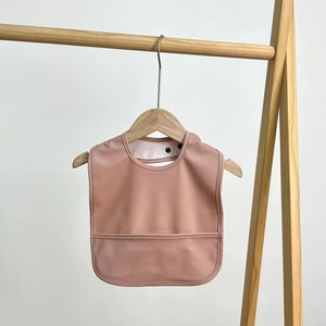 Klasik yenidoğan sarkık önlükler bebek Burp bezler tükürük havlusu su geçirmez önlükler katı renk kolsuz bebek önlüğü ile cep - Product Image 1