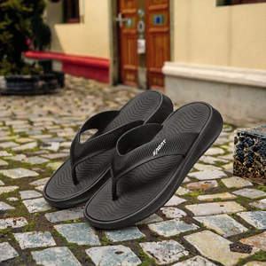 Tongs noires en EVA légères, sandales de plage à enfiler pour l'été et les activités de plein air - Product Image 3