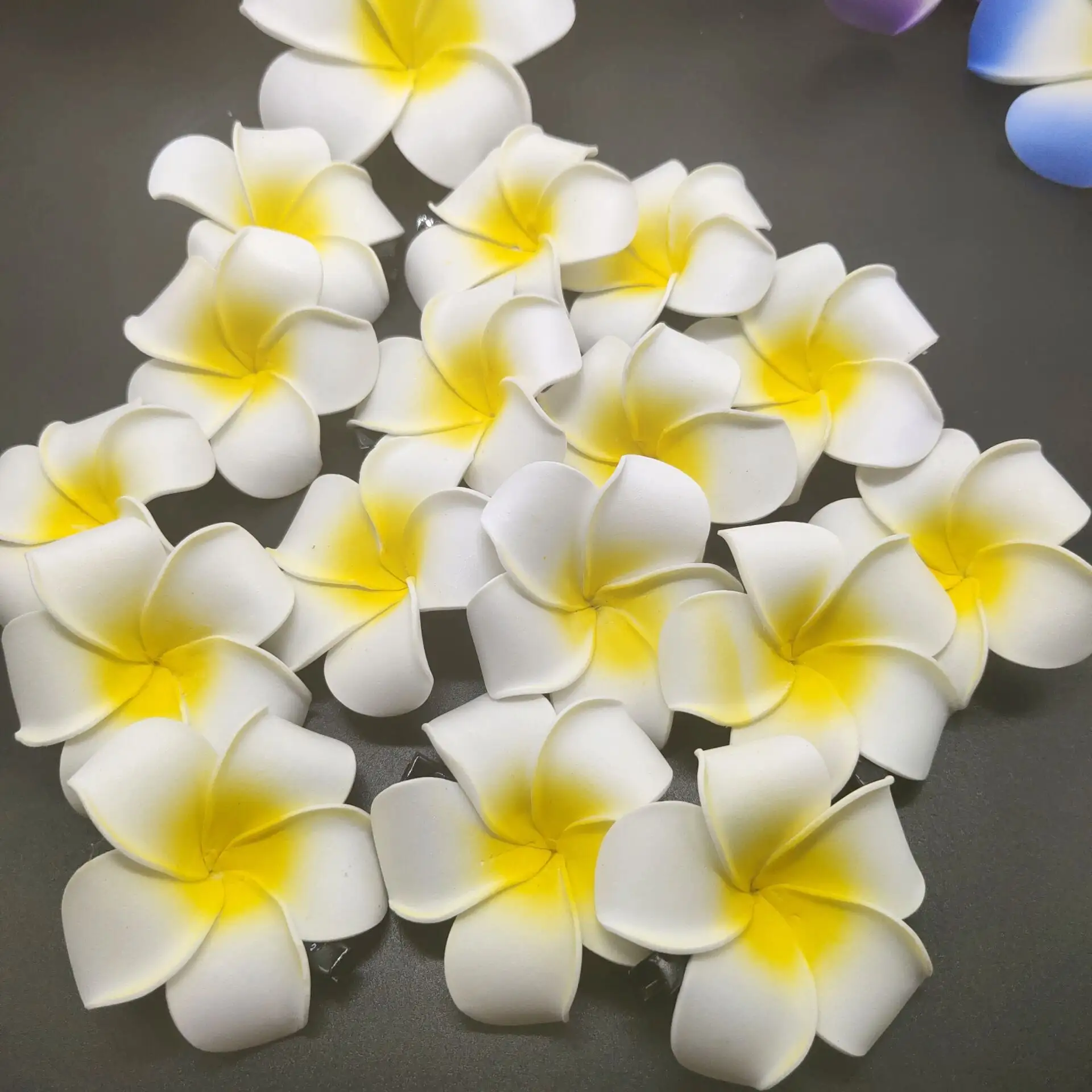 सफेद फोम हवाई Frangipani फूल कृत्रिम Plumeria फूल टोपी बाल क्लिप के लिए घर शादी की पार्टी समुद्र तट छुट्टी सजावट