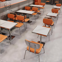 Ensemble de mobilier de restaurant : banquette en cuir orange, tables carrées en marbre pour café avec pieds en métal argenté et chaises pour café