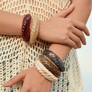 ORNAPEADIA Bracelet jonc ouvert torsadé en acrylique pour femme, bracelet en résine vintage, bijou tendance pour le quotidien et les vacances - Product Image 1