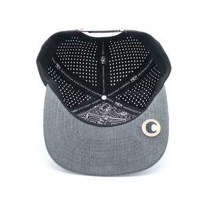 Gorra de Béisbol Personalizada Gris Jaspeado con Parche de Goma Grabado por Sonic Welding, 6 Paneles, Visera Plana, Corte Láser y Perforaciones - Product Image 5