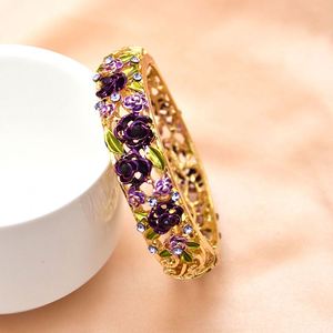 Brazaletes Vintage de Aleación de Oro Grabados con Diseño Hueco, Incrustaciones de Diamantes de Colores, Relieve de Flores y Hojas, y Estampado a Color Cloisonné - Product Image 5