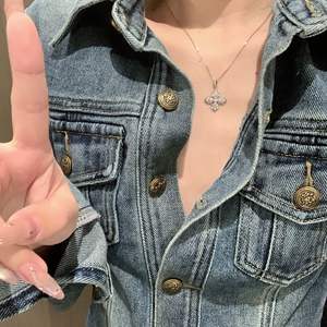 Collier en argent pur S925, petit modèle sablier, avec diamants de luxe incrustés, design goutte d'eau brossé et caractéristiques de niche - Product Image 4