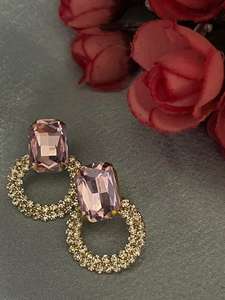 Modernos Pendientes de Botón Pequeños Chapados en Oro de Alta Calidad para Mujer, Estilo Vintage Glam, Hechos a Mano, con Diseño de Imitación de Diamante Negro - Product Image 5