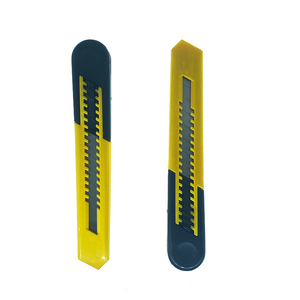 Pisau Utilitas Plastik yang Dapat Ditarik dengan Mata Pisau 18mm untuk Memotong Karton Kotak, Alat Pemotong untuk Kantor, Sekolah, DIY dan Kerajinan - Product Image 3