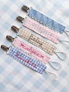 Vente en gros 100% tissé coton vichy nouveau-né bébé attache-sucette monogramme infantile bébé Plaid porte-sucette chaîne bavoir ensemble 2025 - Product Image 6