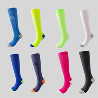 Chaussettes de compression en gros 20-30 mmHg unisexe pour la course à pied, le marathon, le cyclisme, le football et les varices