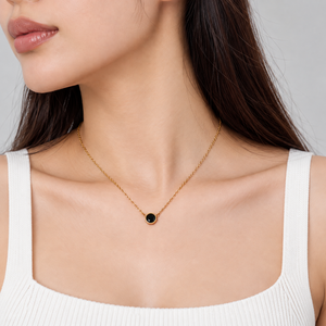 Collier pendentif rond noir en acier inoxydable et acrylique, plaqué or 14 carats sous vide, variantes or et argent - Product Image 5