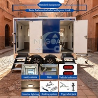 Remorque WC portable 2 postes, carrosserie bleue, double essieu, avec urinoir, lavabo et miroir, pour service de location événementiel haute capacité