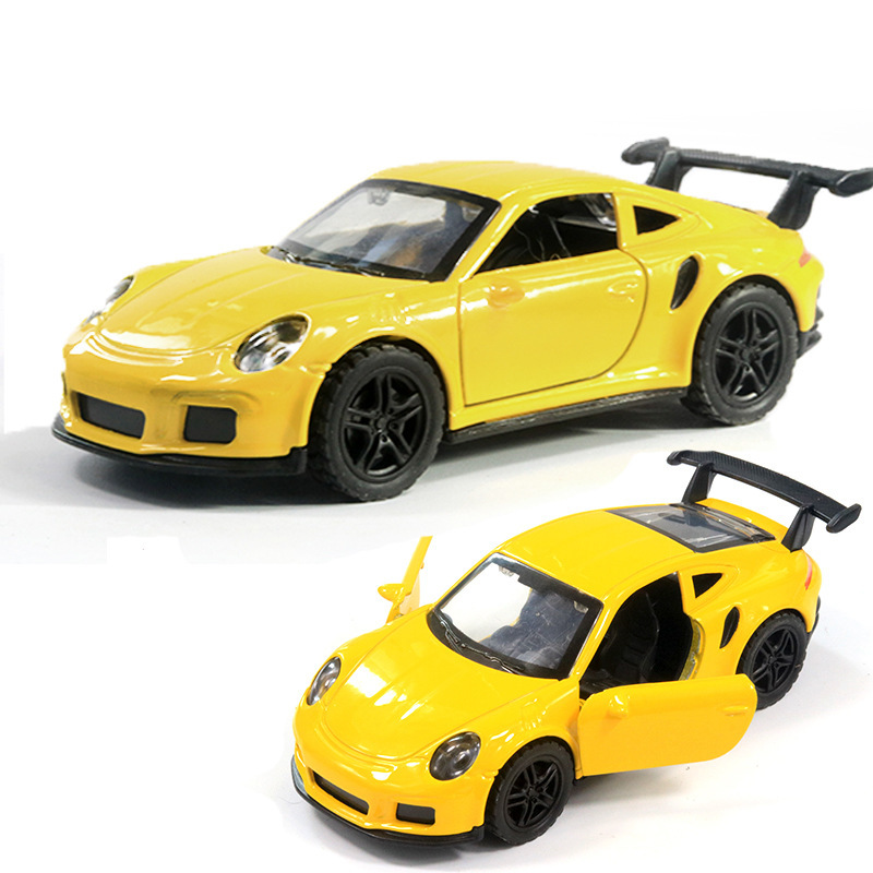 Auto sportiva gialla