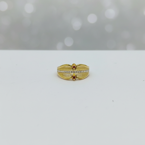 Magnifique bague en or jaune 22 carats pour femmes, avec des embellissements en pierres blanches étincelantes et des accents en pierres rouges vibrantes - Product Image 2