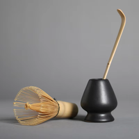 Kit d'accessoires pour la cérémonie du matcha comprenant un fouet à matcha en bambou (Chasen), une cuillère à thé (Chashaku) et un support en céramique pour fouet, pour une cérémonie authentique.