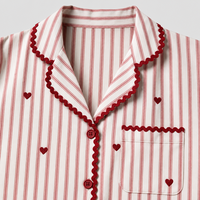 Ensemble de pyjama en seersucker à rayures rouges et imprimé cœur pour femme, en polyester, à manches courtes, boutonné, vêtements de détente, vente en gros, personnalisable OEM ODM