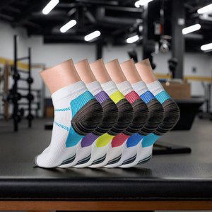 Chaussettes de sport pour hommes, chaussettes de compression élastiques, chaussettes courtes personnalisées avec logo de fascia plantaire pour la course à pied et le football - Product Image 1