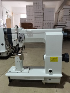 Machine à coudre industrielle à point noué à aiguille simple QK-9910 avec alimentation par rouleaux et broderie intégrée - Product Image 3