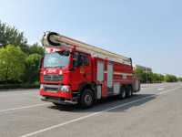 Camion de pompiers Sinotruk HOWO de grande capacité avec fonction de jet de levage pour les opérations de sauvetage en altitude