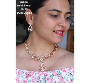 Elegante conjunto de ropa de compromiso de boda de acero inoxidable para mujer con hermoso diseño chapado en oro de doble piedra para ocasiones de regalo - Product Image 3