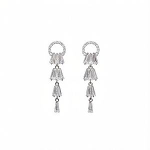 Pendientes de Lujo de Oro Blanco con Borlas y Cristales de Estrás Engastados para Fiesta de Mujer - Product Image 1