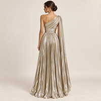 Robe longue de soirée plissée asymétrique pour femme, couleur champagne métallisé, avec cape drapée et taille froncée, longueur ras du sol