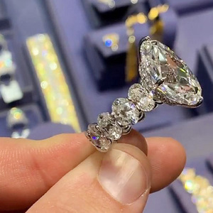 Anello con taglio Marquise per donna, elegante gioiello da dito alla moda con pietre scintillanti - Product Image 3
