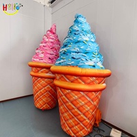 Cornet de crème glacée gonflable géant personnalisable avec impression couleur pour signalétique de pâtisserie et image de marque en centre commercial