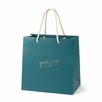 Sacs cadeaux en papier bleu sarcelle avec logo personnalisé KM, poignée en corde de coton crème, cœur en feuille d'or, pour boutique et vente au détail