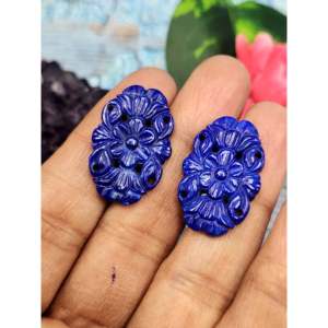 Par de piedras de lapislázuli talladas para pendientes con diseño floral mogol o para la creación de joyas - Un radiante reflejo de la eternidad - Product Image 1