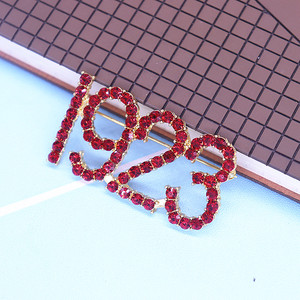 Grande Qualidade Metal Chapeamento De Ouro Diamante Vermelho Aniversário Fundado Anos Número 1923 Broche Pin Jóias Personalizadas - Product Image 1