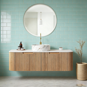 Mobile bagno sospeso da 60 pollici con lavabo in marmo, ante scanalate in rovere chiaro, rubinetto dorato e specchio rotondo per hotel e casa - Product Image 4