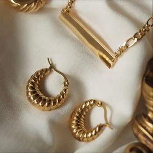 Pendientes de Aro Geométricos Grandes y Brillantes de Acero Inoxidable con Baño de Oro de 18K para Mujer - Product Image 4