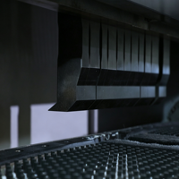 Centro de Doblado de Brazo Suspendido CNC DES-2000 Totalmente Automático - Mecanizado Multifuncional para Aluminio y Acero Inoxidable