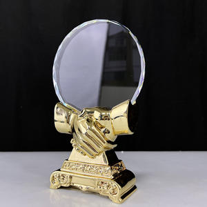 Mano dorada de resina con placa de cristal transparente Premios Trofeo de apretón de manos - Product Image 6