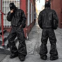 Ensemble cargo techwear pour homme avec logo personnalisé, veste enduite de cire et pantalon ample, tenue utilitaire streetwear noire, directement de l'usine