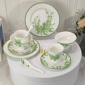 Service de table de luxe en céramique verte motif muguet avec bords blancs, vaisselle écologique, motif classique personnalisable pour hôtels - Product Image 1