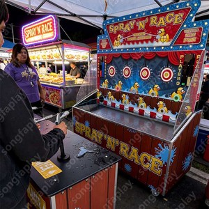 Spray N Race, Juego de Carreras de Pistolas de Agua para 4 Jugadores, para Fiestas Escolares y Juego en Interiores/Exteriores, Material de PVC - Product Image 6