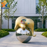 Sculpture d'éléphant moderne en fibre de verre peinte à la main avec base sphérique polie miroir pour décoration de luxe intérieure/extérieure
