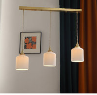Lustre linéaire en céramique et cuivre à 3 lumières, lampe suspendue plissée en céramique blanche cannelée pour îlot de cuisine et table à manger