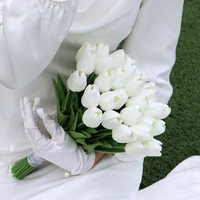 Bunga Tulip Kecil Buatan dengan Efek Basah, Rangkaian Meja Dalam Ruangan yang Elegan untuk Ruang Tamu