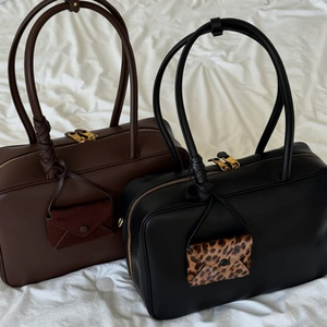 Bolsa <span class=keywords><strong>de</strong></span> Viaje <span class=keywords><strong>de</strong></span> Cuero Negra y Marrón, Moderna, Portátil, Extra Gruesa, <span class=keywords><strong>de</strong></span> Doble Capa, con Hebilla Plateada Vintage y Correa Portátil - Product Image 4