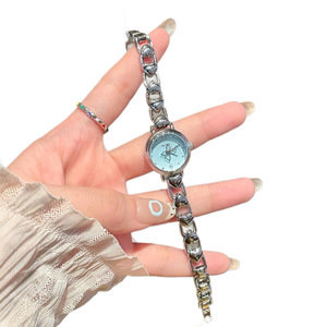 Reloj de cuarzo para mujer con cadena en forma de corazón, esfera de mariposa, reloj de pulsera vintage a la moda para mujer - Product Image 2