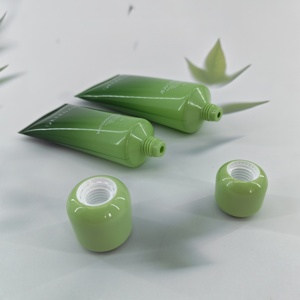 Venta al por mayor de tubos cosméticos elegantes de plástico verde de 60 ml y 100 ml con tapa de rosca y diseño de logotipo con impresión offset brillante para limpiador facial. - Product Image 3