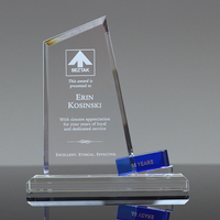 Trophée en cristal trapézoïdal avec accent bleu - Récompense personnalisée pour l'excellence et les étapes importantes des entreprises