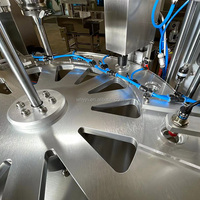 Machine de remplissage et de scellage rotative compacte de haute précision pour capsules de café Nespresso