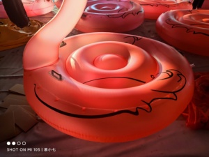 El flotador de <span class=keywords><strong>flamenco</strong></span> rosa más caliente del verano, accesorio de piscina cómodo, tubo de balsa de diversión de agua inflable para jugar - Product Image 3