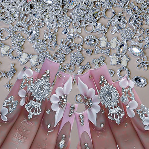 Nuevos Diseños de Decoración de Uñas de Moda 2025, Surtido de 50 Piezas/Paquete, Diamantes de Imitación, Aleación de Metal, Adornos para Uñas, Estilo Aleatorio, Venta al Por Mayor - Product Image 1