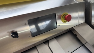Machine d'emballage automatique grand format pour film plastique, spécialisée pour brochettes de bananes, viande, cadeaux haut de gamme, et destinée aux marchés alimentaires, à fonctionnement simple. - Product Image 2