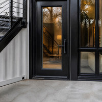 Maison mobile préfabriquée moderne avec balcon ouvert et grandes fenêtres en verre