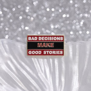 "Malas decisiones para buenas historias" Broche de esmalte de texto de dibujos animados Accesorios de ropa de moda Regalo - Product Image 4